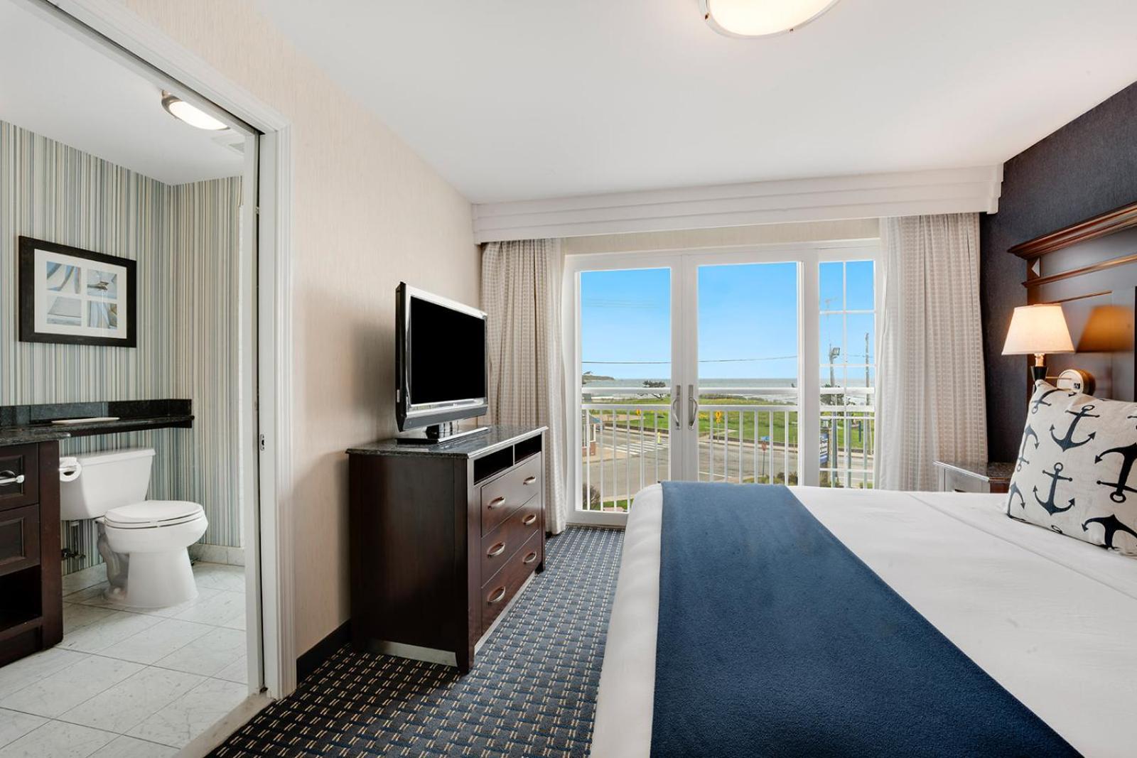 Newport Beach Hotel & Suites Middletown Exterior photo