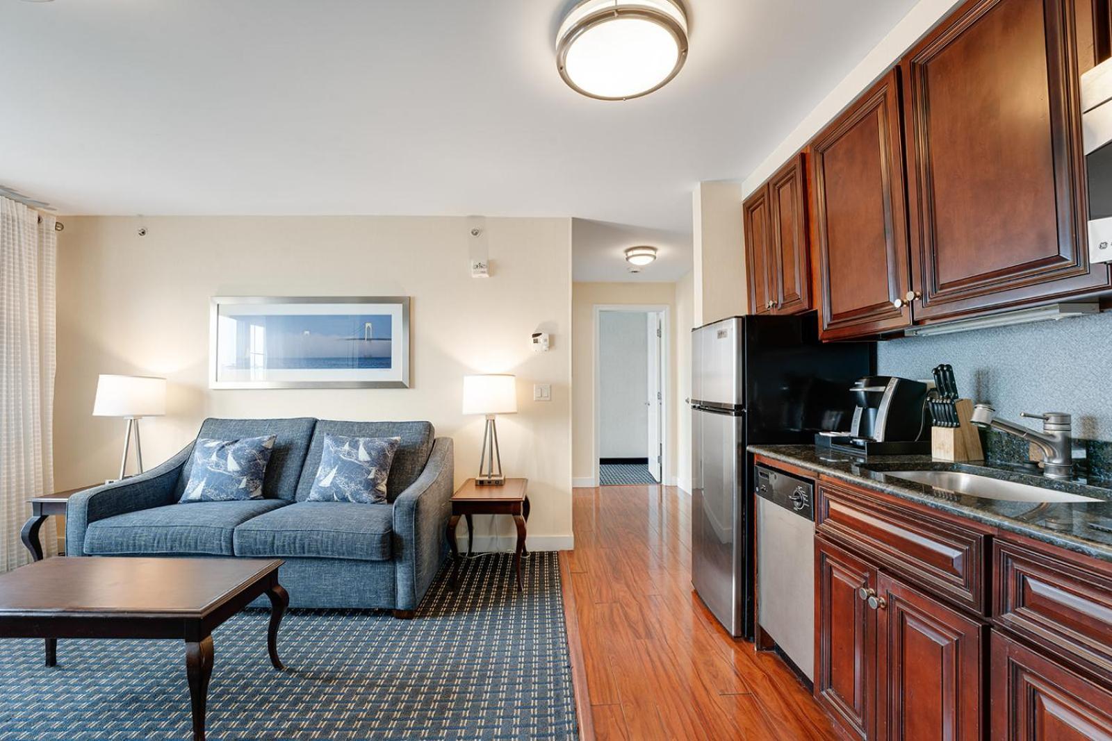 Newport Beach Hotel & Suites Middletown Exterior photo
